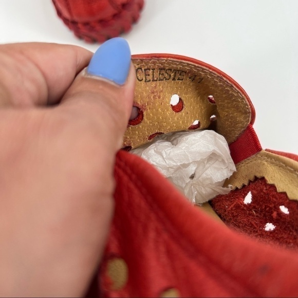 KISS Kiss red perforated comfort shoes size 10.5 - Picture 5 of 6